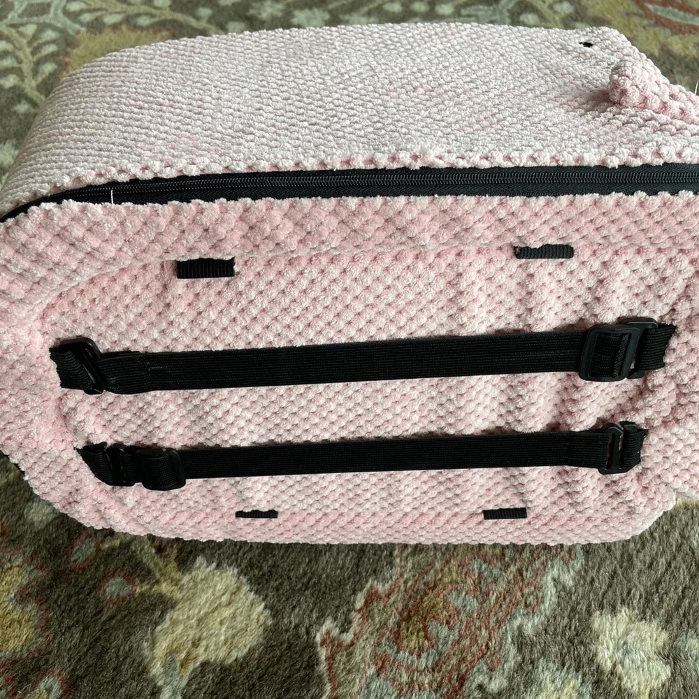 Deluxe pet nest for car armrest